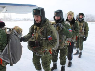 Ярославская область: парашютные прыжки юнармейцев и призывников
